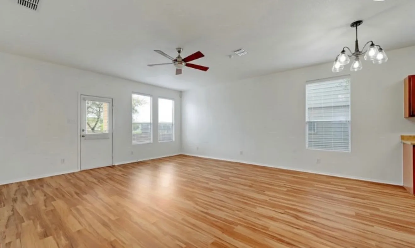 5 bed, 3030 sqft, $2,450 — Photo 3