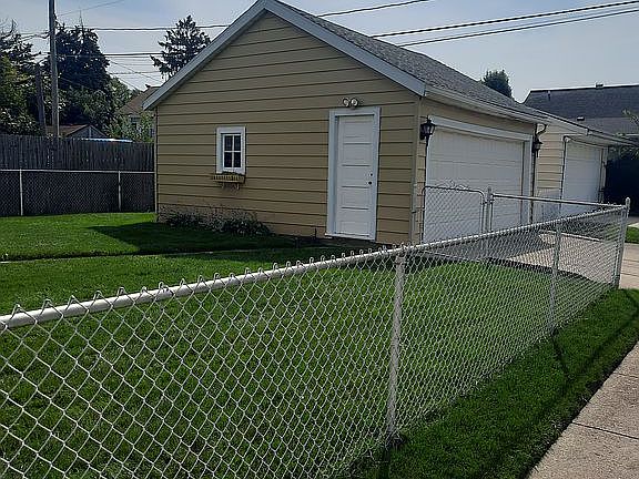 3rd image of 335 W Poinsetta Ave