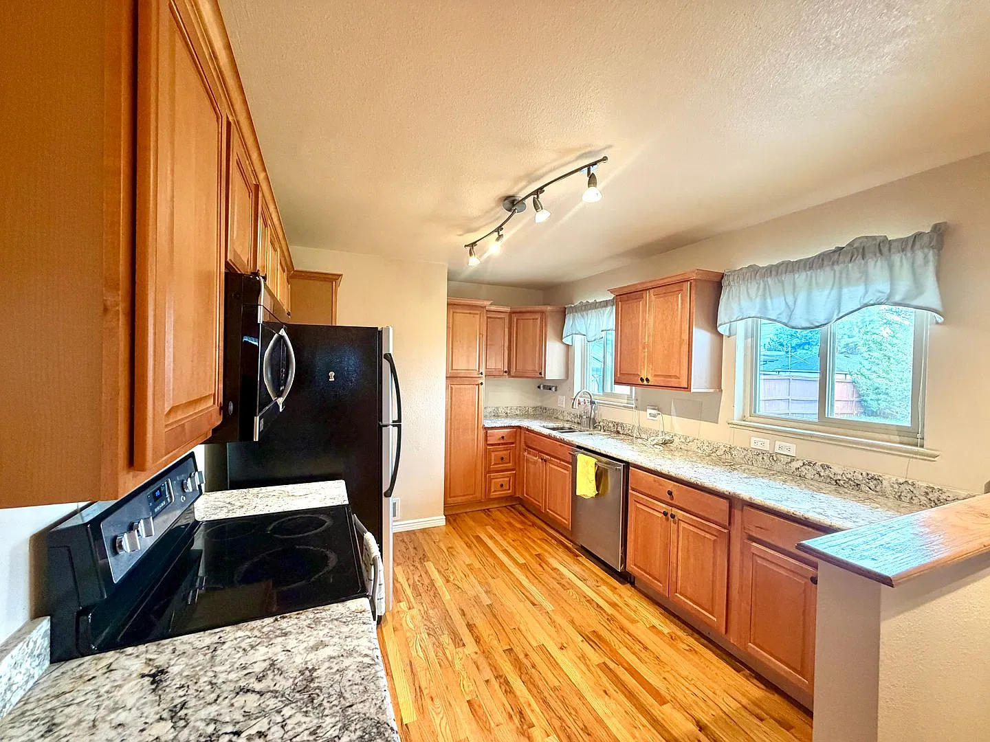 Spacious 6 Bed Ranch House | Finished Basement | Huge Yard | Available Now! — Photo 4