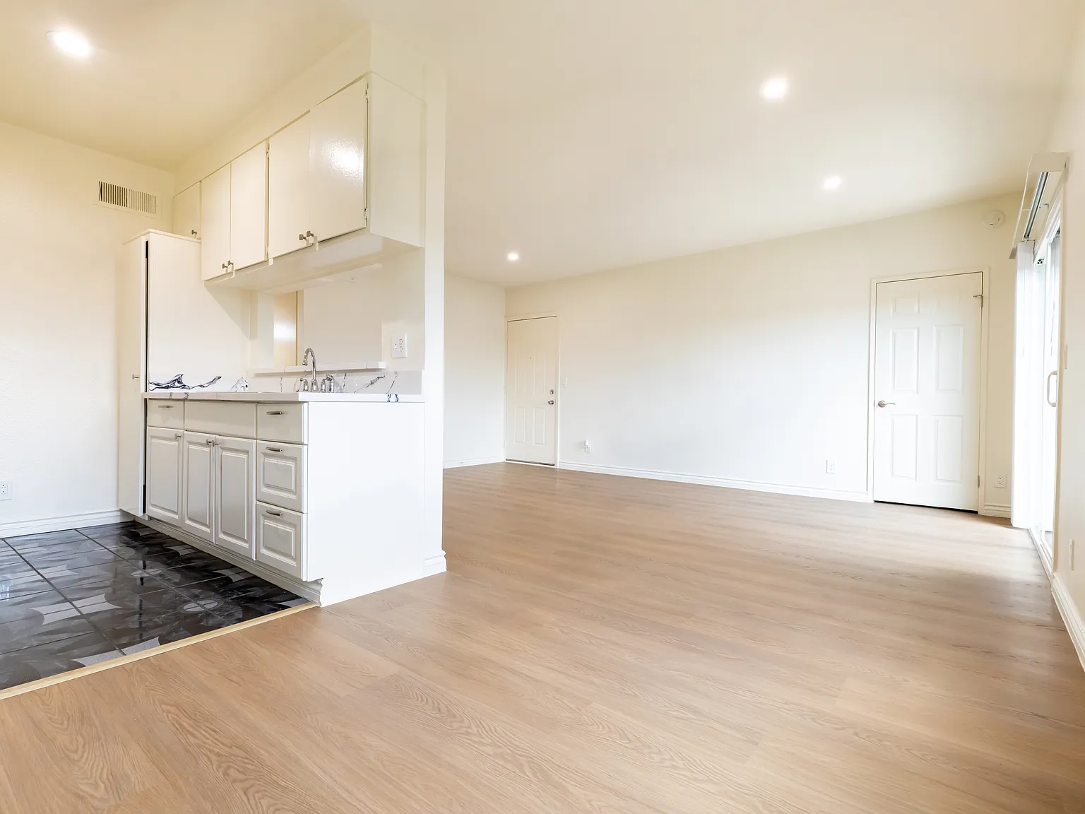 2 bed, 802 sqft, $2,600 — Photo 3