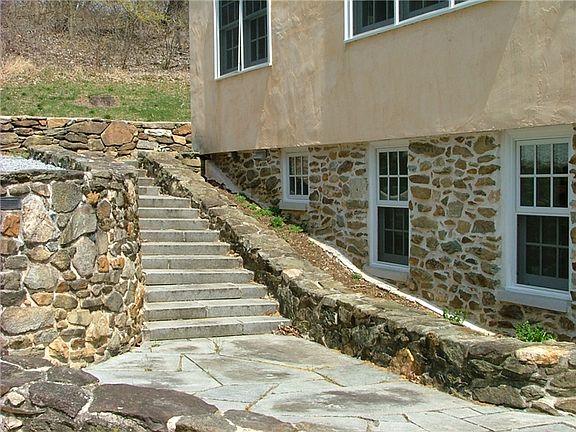 Welcome to 438 Rowlandsville Rd!