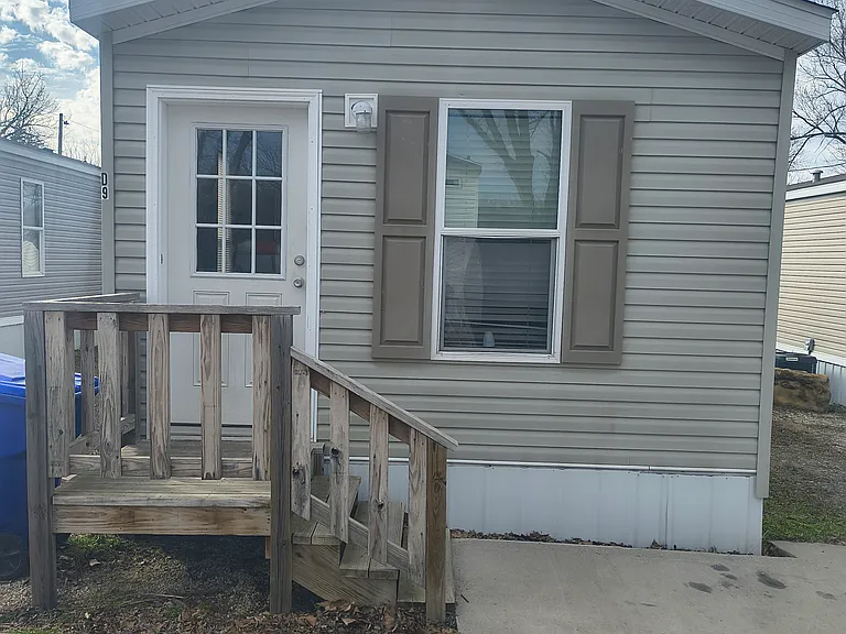 245 SE 29th St #D9 — Photo 5