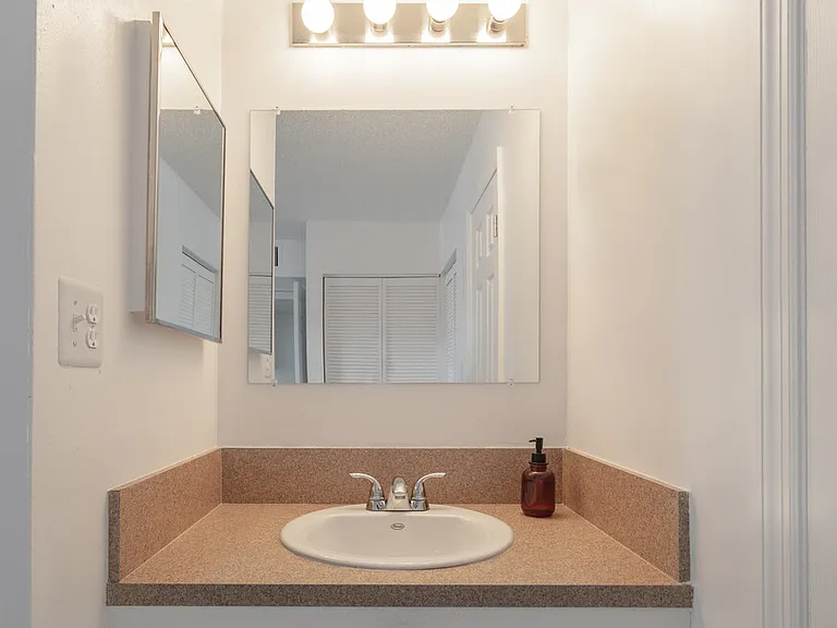 Tennis Villas Apartments — Photo 17