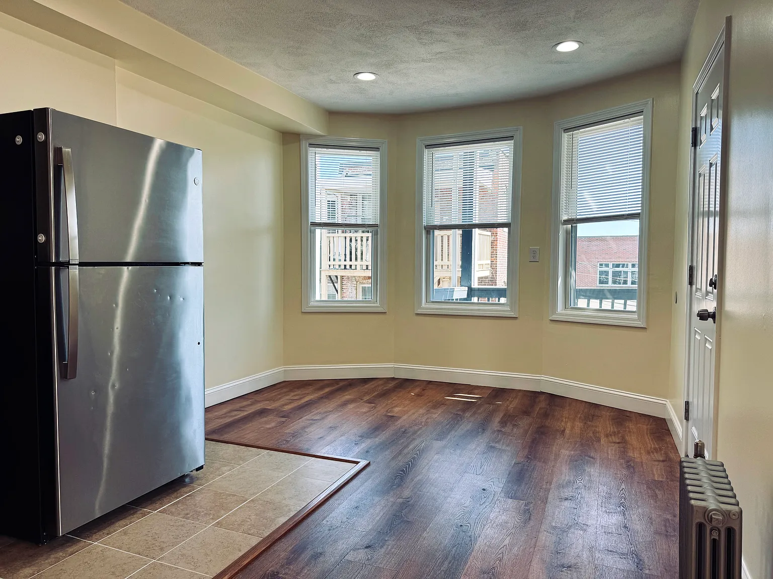 3 bed, 1150 sqft, $3,000 — Photo 2