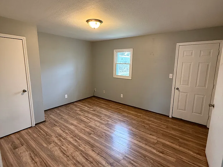 806 Pond St — Photo 4