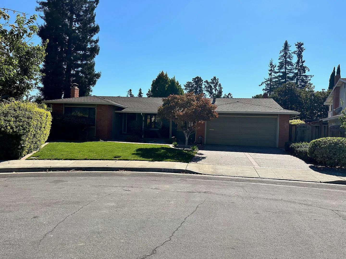 Spacious 4 Bedroom, Single-Level Home with a Pool — Photo 2
