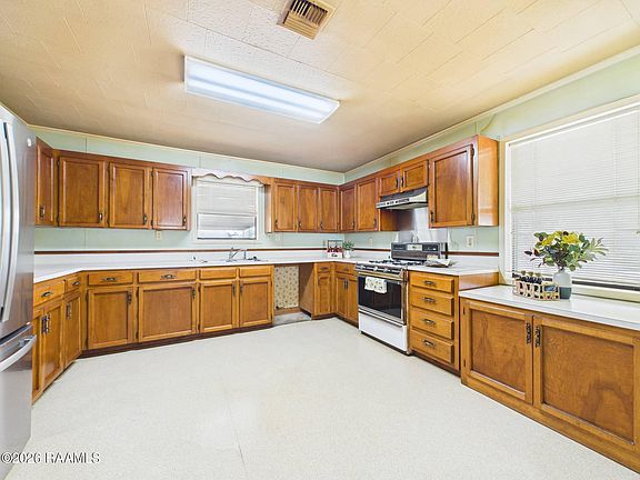 5th image of 218 W Madison St