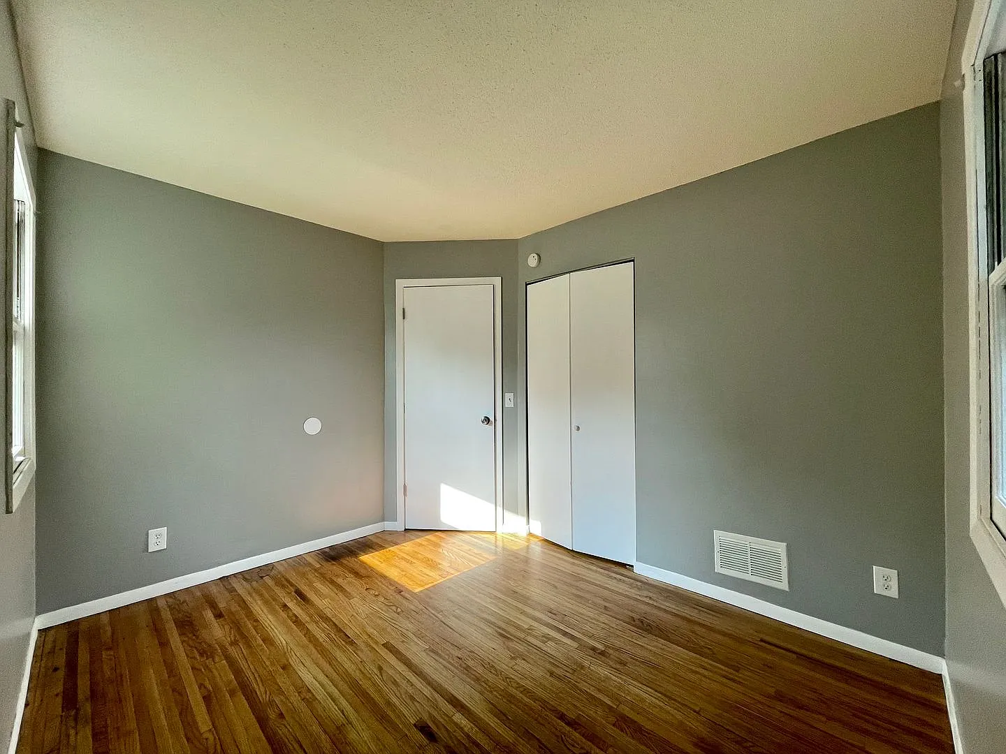 Beautiful 6 bedroom/ 2 bathroom house — Photo 4
