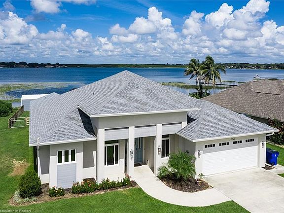 2nd image of 956 Lake Dr E