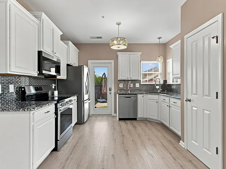 2055 Hemlock Dr #1 — Photo 11