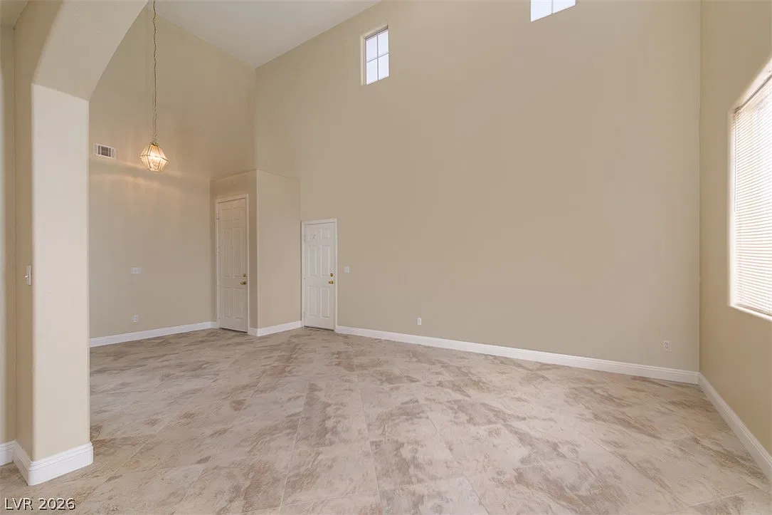 5 bed, 3.0 bath, 2556 sqft, $2,350 — Photo 2