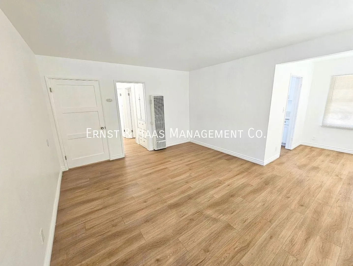 Charming Upgraded Apartment with Gated Access in a Prime Downtown Location! — Photo 3