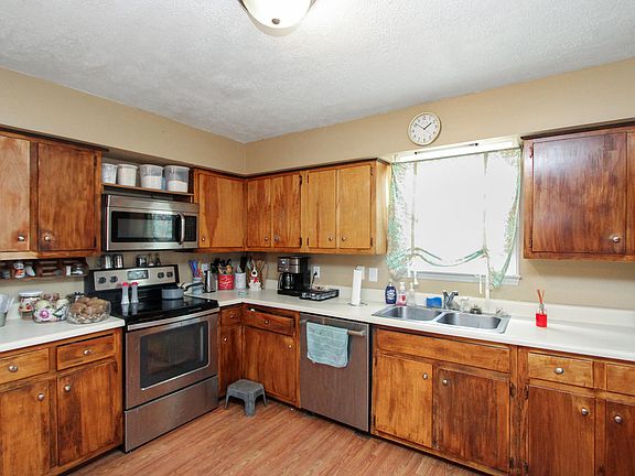 4th image of 108 Center St