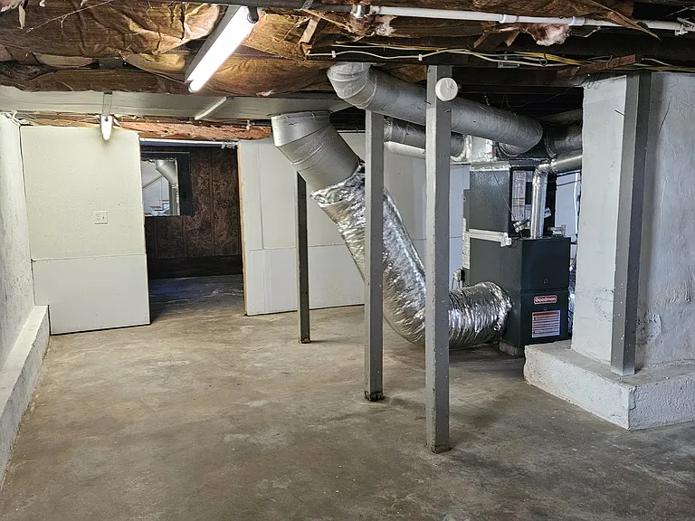 1041 W State St — Photo 21