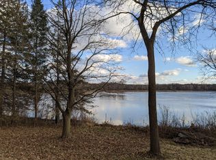 W312S6360 Crestview Ct, Mukwonago, WI 53149