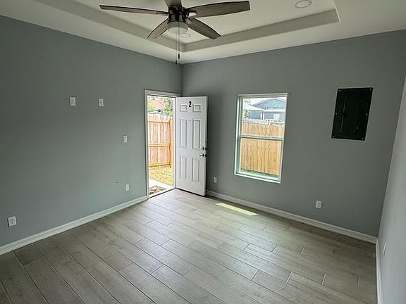 3rd image of 913 W Hackberry Ave #2