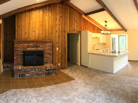 Cozy fireplace w/ blower