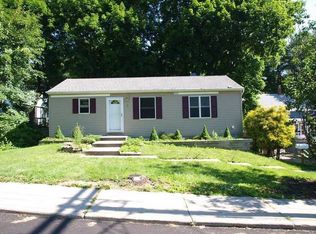 8 Hickory St, Norwich, CT 06360