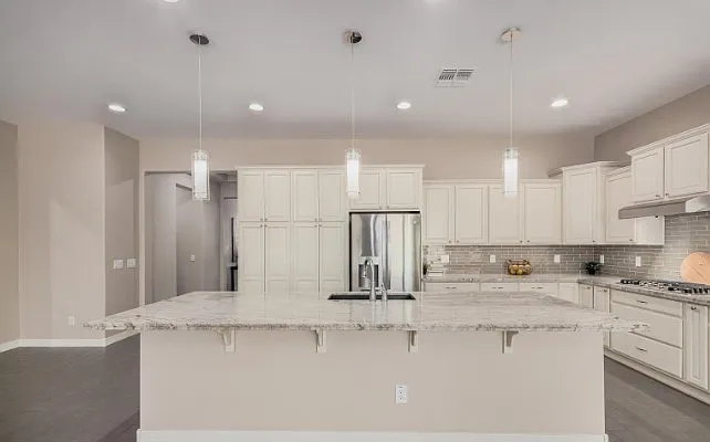 3269 E Ironside Ln — Photo 2