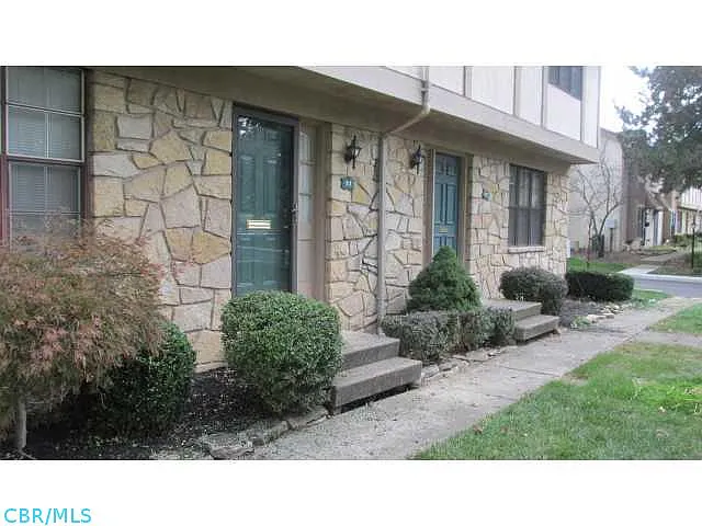 83 Stornoway Dr W photo 1