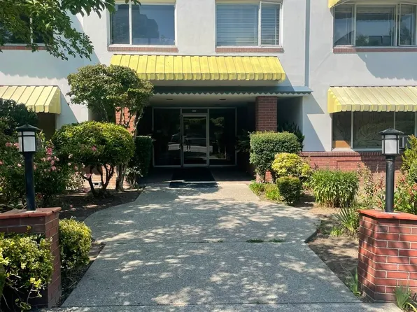 2469 Cornwall Ave #101, Vancouver, BC V6K 1B9