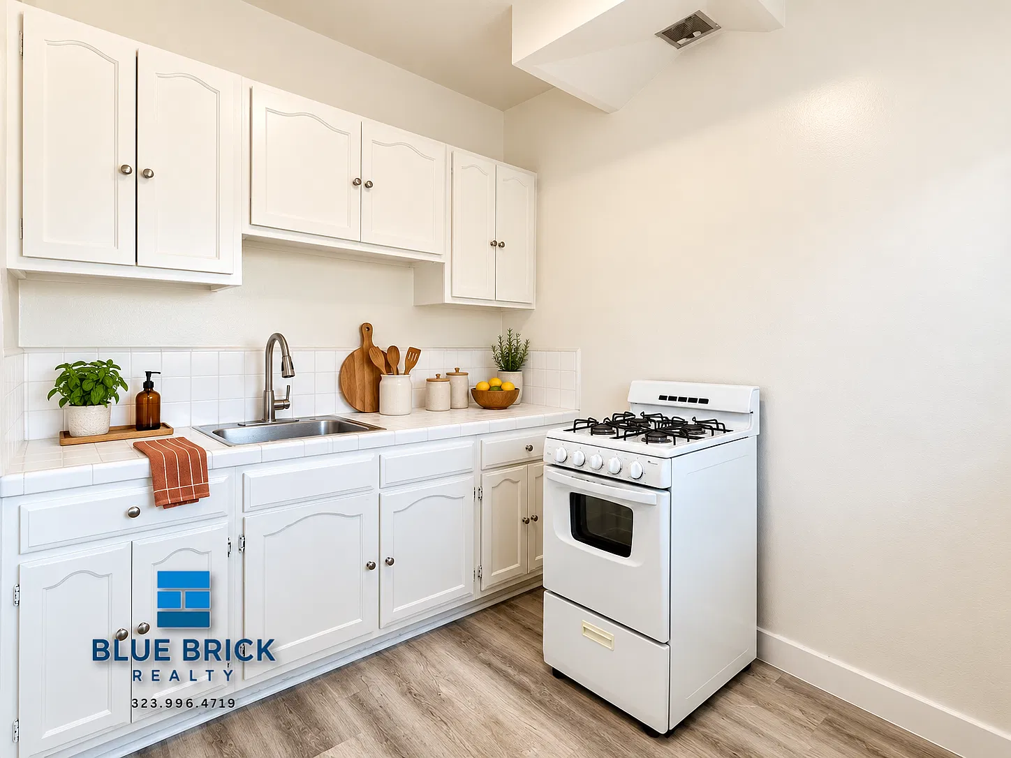 Bright Koreatown Studio with On-Site Laundry, Utilities Included & Pet-Friendly Living — Photo 2