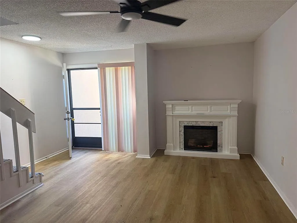 2 bed, 2.5 bath, 1252 sqft, $2,000 — Photo 2