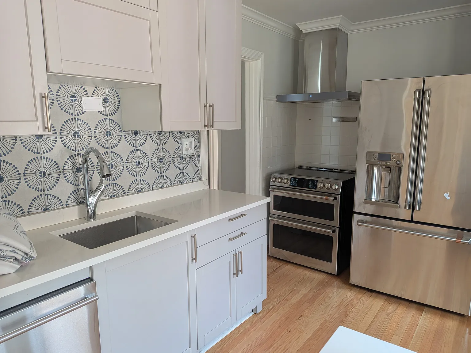 3 bed, 1070 sqft, $3,200 — Photo 3