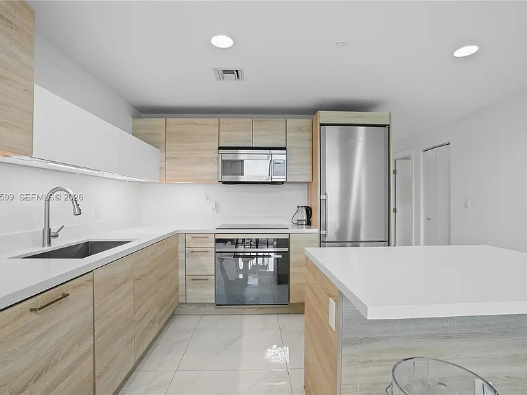 16385 NE Biscayne Blvd #1402 — Photo 8