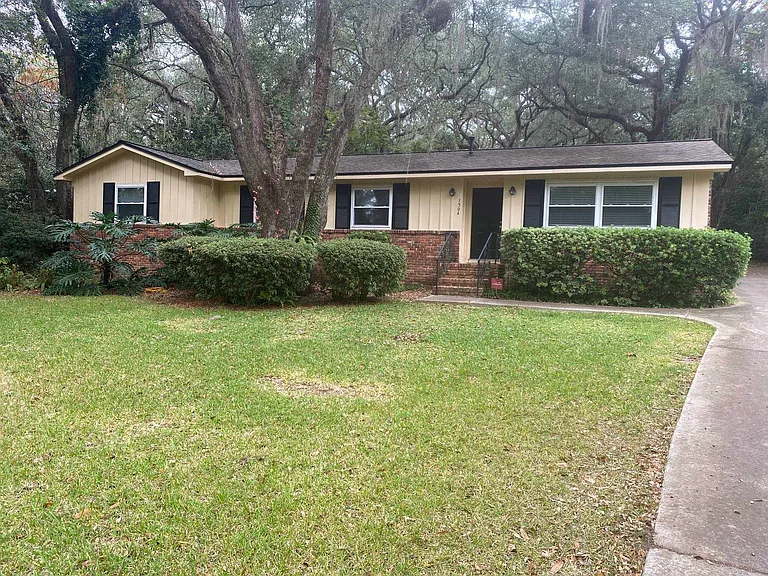 1504 Sunset Ln — Photo 1