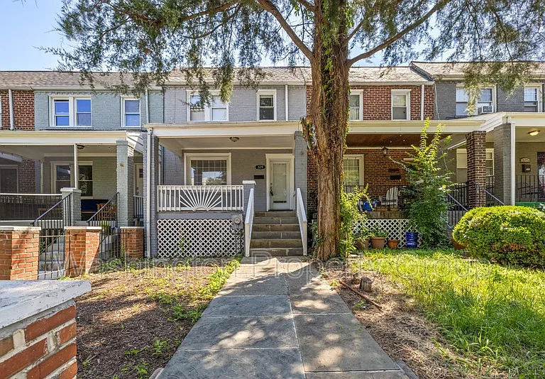 329 18th Pl NE — Photo 2