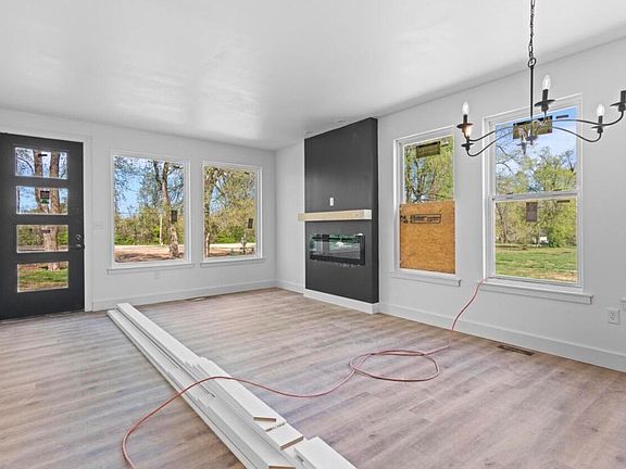 4th image of 301 S Oak Avenue