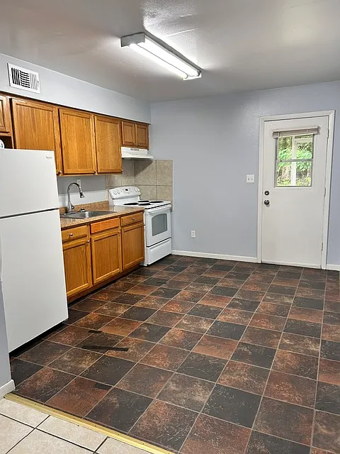 2 bed, 800 sqft, $1,500 — Photo 2