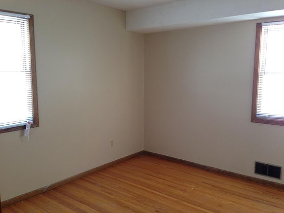 3rd image of 1690 Hyacinth Ave E