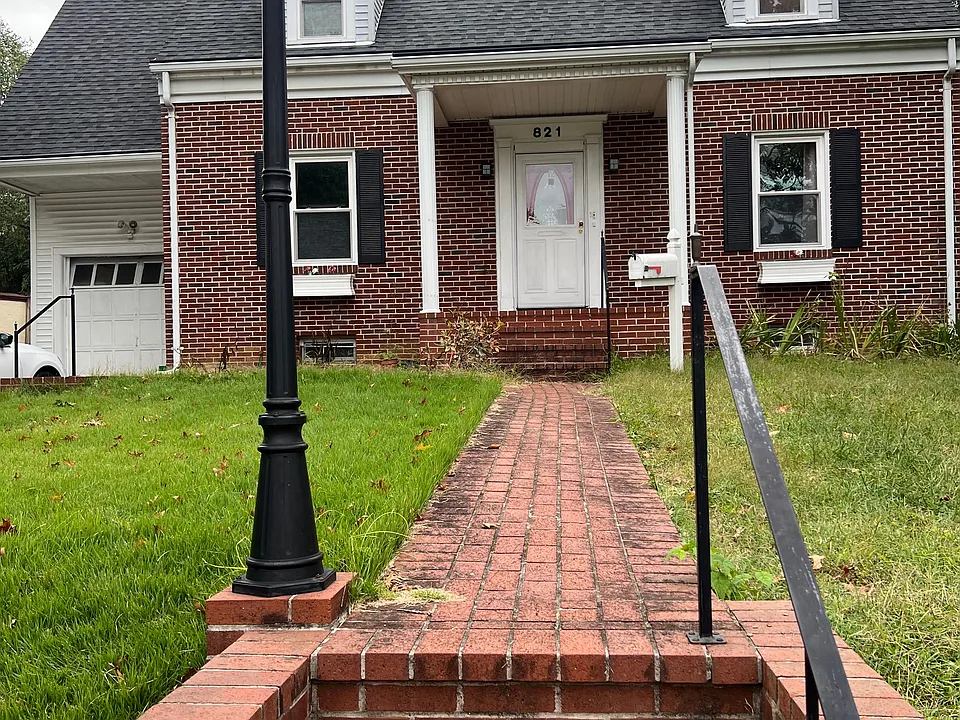 821 Warwick Rd