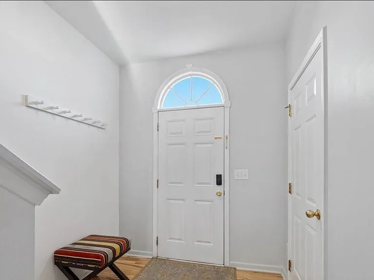 7148 Abbotts Glen Dr — Photo 3