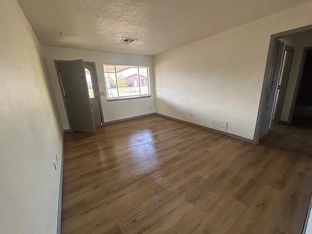 3 bed, 1.5 bath, 942 sqft, $1,200 — Photo 3