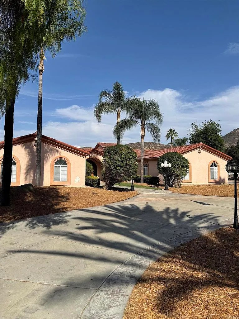 5 bed, 4.5 bath, 5461 sqft, $7,000 — Photo 2