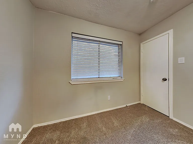 225 Bedford Ln — Photo 12