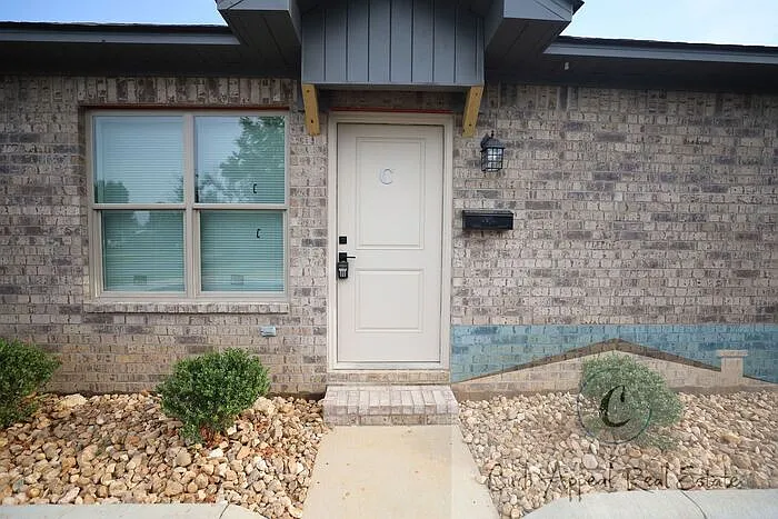 2 bed, 1.0 bath, 1000 sqft, $1,200 — Photo 1