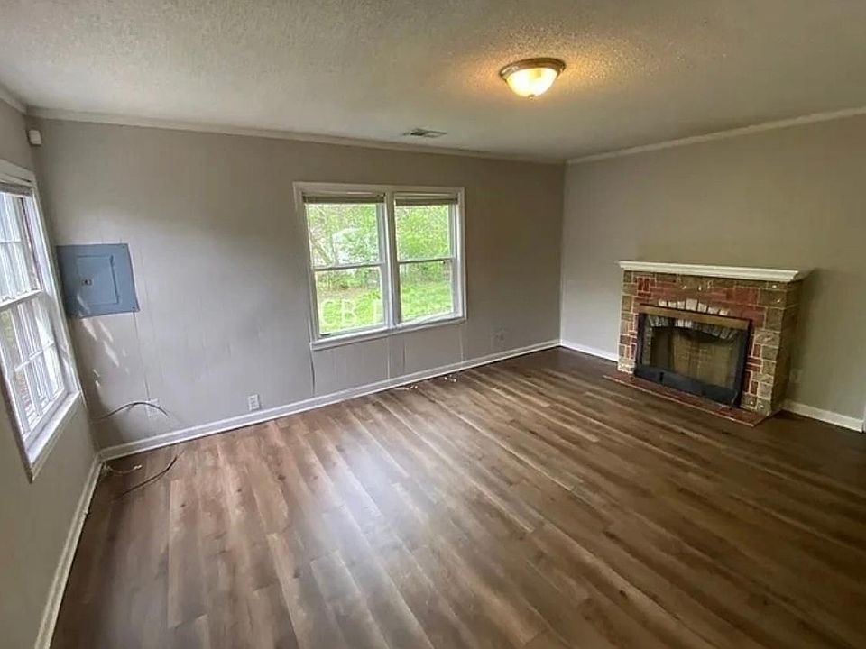 2nd image of 1112 Robin Hood Ln