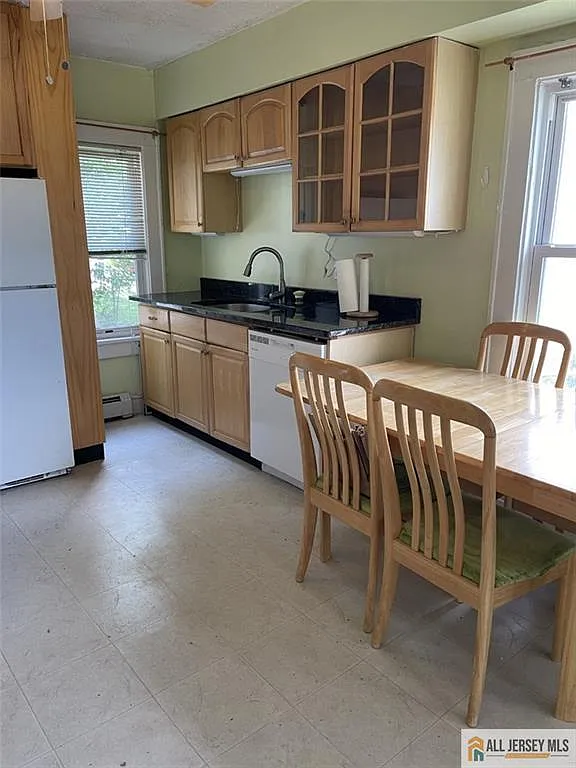 3 bed, 2.0 bath, $2,700 — Photo 2