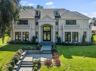 20 Hickory Dr, Great Neck, NY 11021