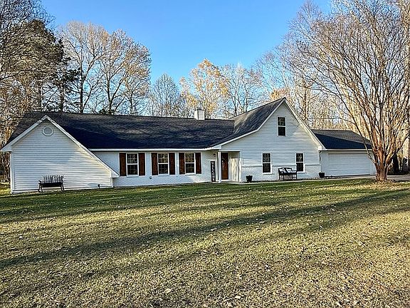 2nd image of 152 Suzanne Ln
