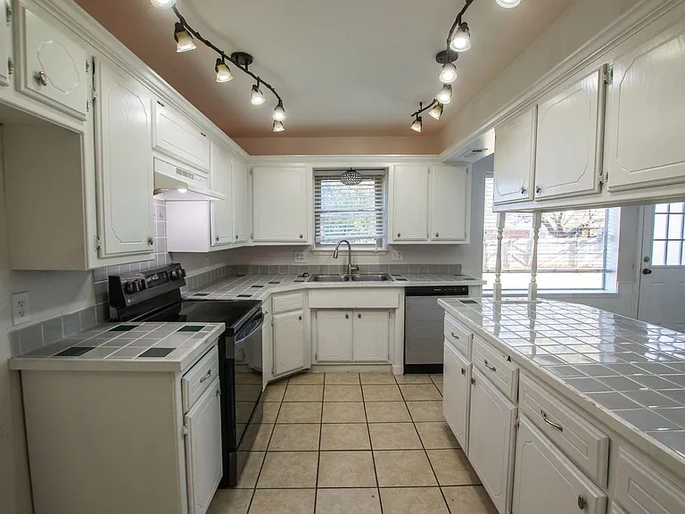 224 S Bouziden Dr — Photo 9