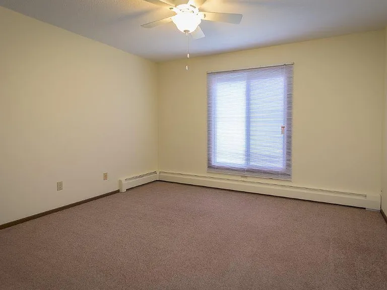 Silver Oaks Court Apartments — Photo 22