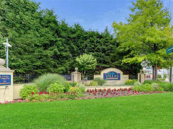 405 Narragansett Villas Drive #405, Lindenhurst, NY 11757