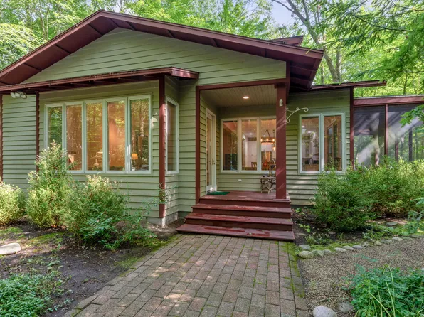 9458 California Rd, Union Pier, MI 49129