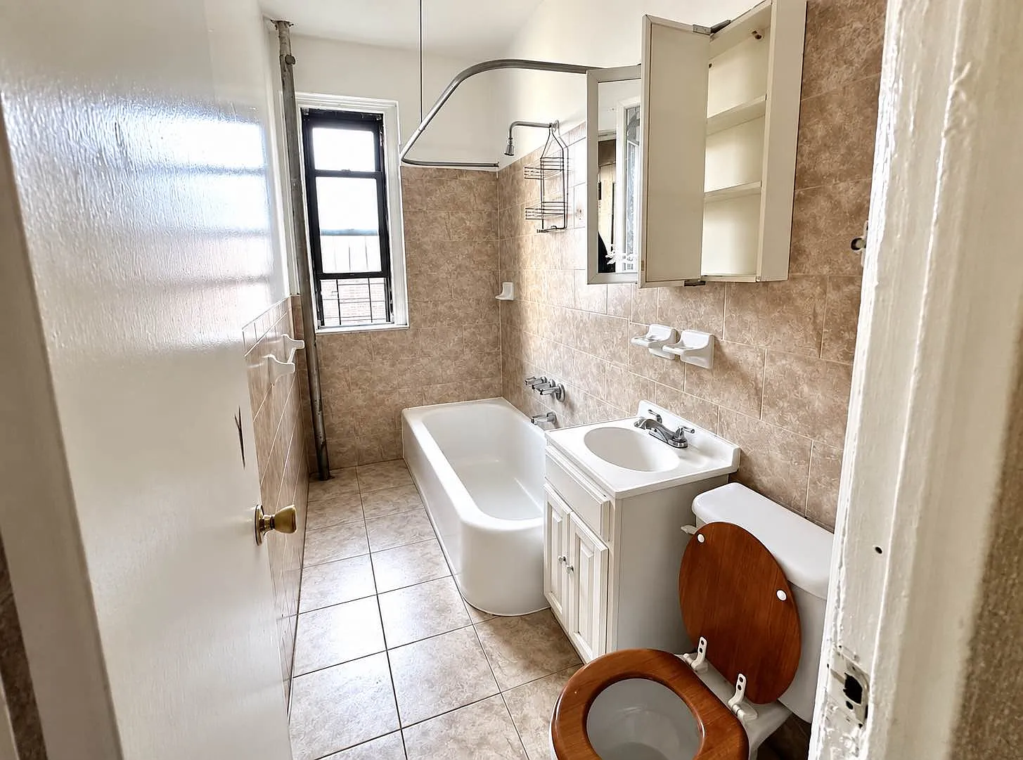 2364 Tiebout Avenue — Photo 3