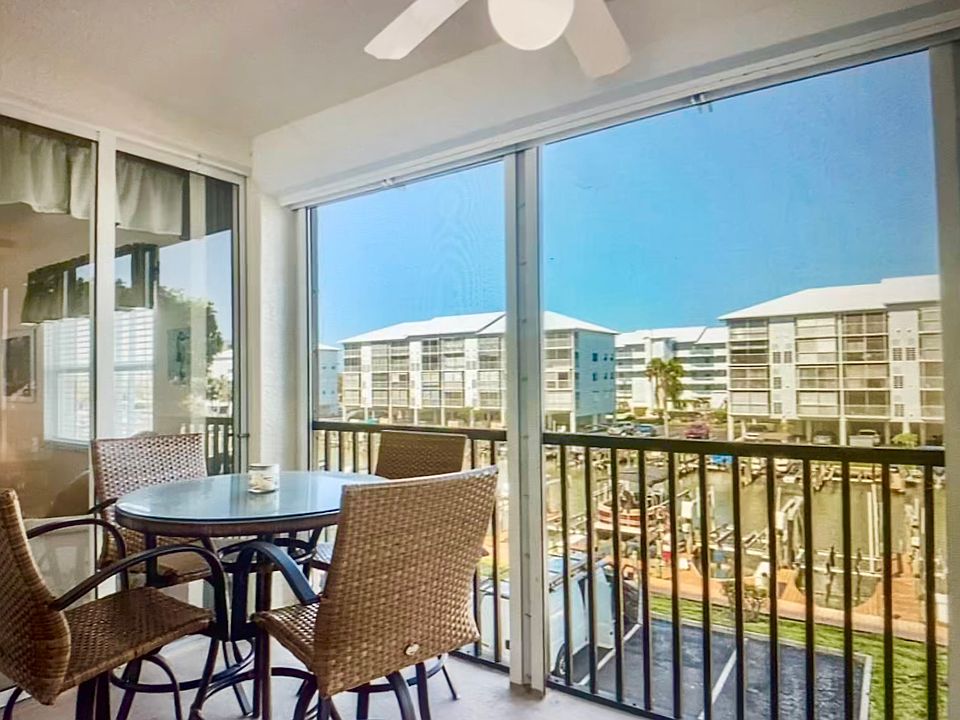 Large lanai with lovely waterfront view